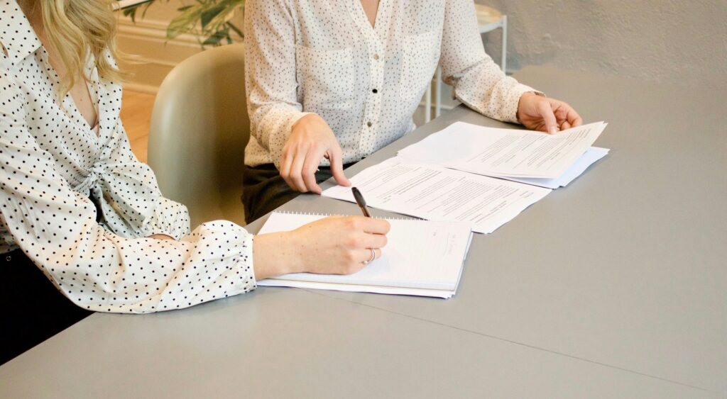 Personen besprechen Details einer TISAX-Zertifizierung